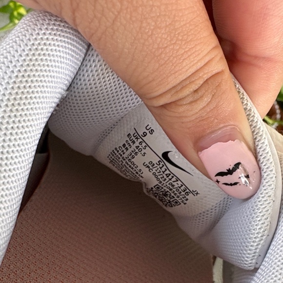 Nike White and Gray Sneakers with Black and Green Highlights - Picture 5 of 8